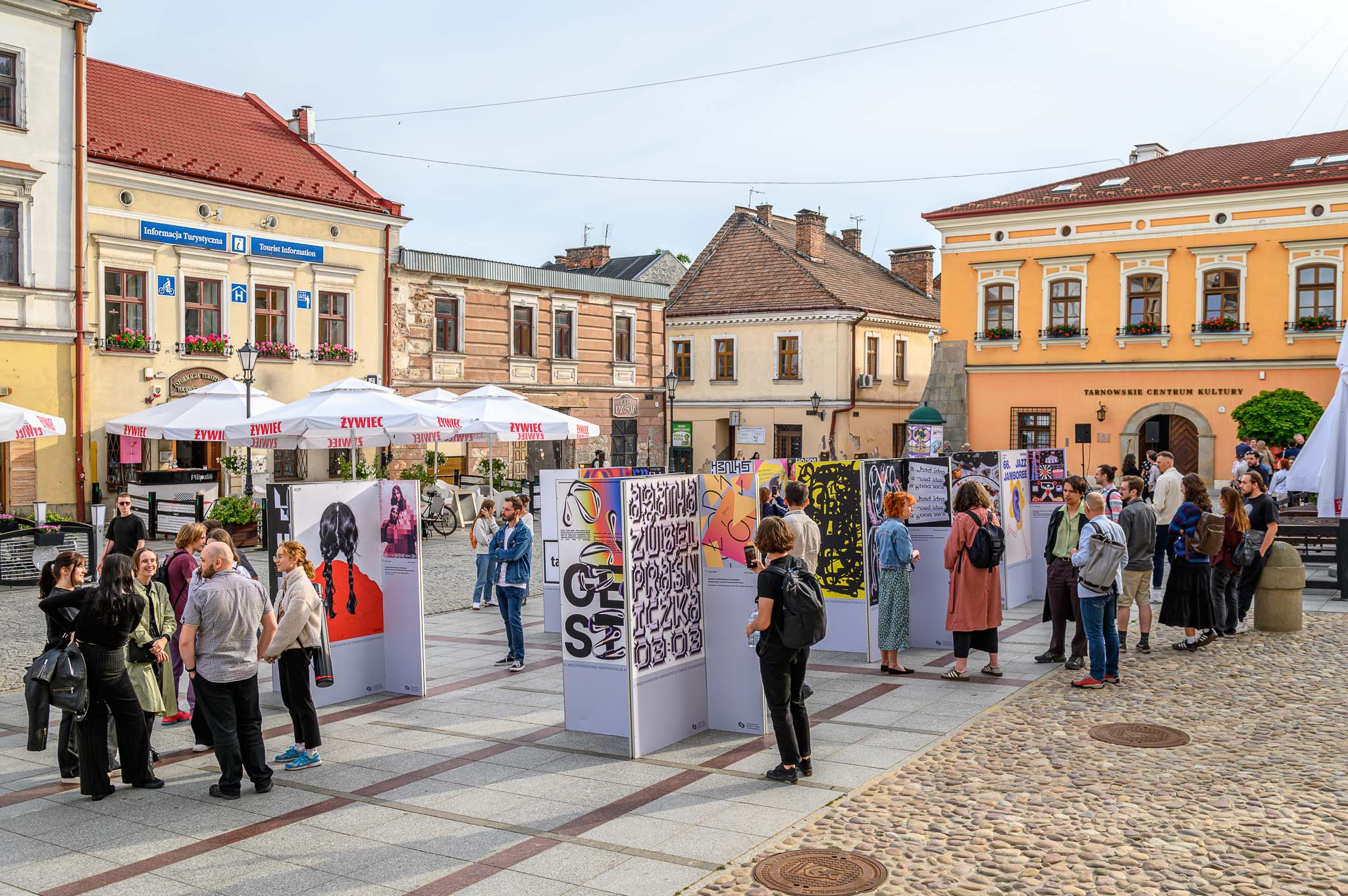 Plenerowa wystawa plakatów studenckich na&nbsp;tarnowskim rynku